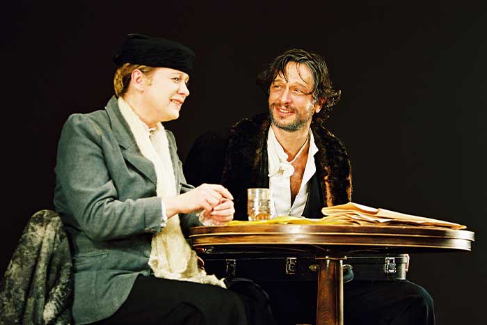 נטשה מנור וישראל (סשה) דמידוב בהצגה "בשני קולות" בבימויוי של יבגני אריה בתיאטרון גשר